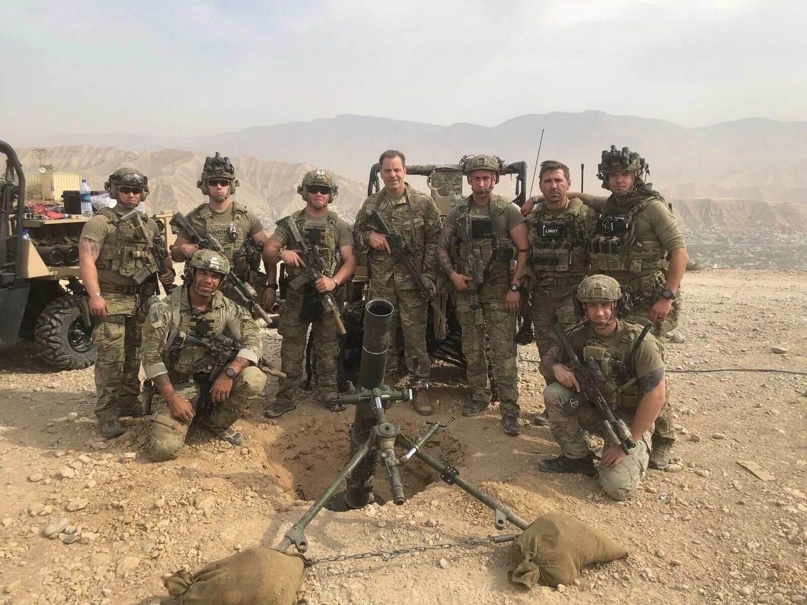 Генерал-лейтенант Крістофер Донахью, в центрі, без шолома, в Афганістані приблизно 2020 рік.